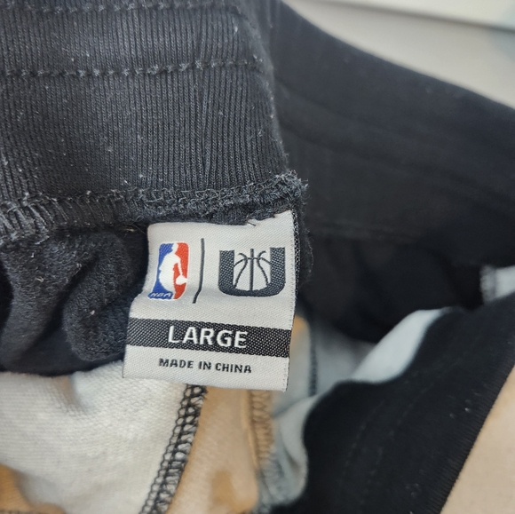 Chicago Bulls Long Shorts Size Large - Picture 5 of 5